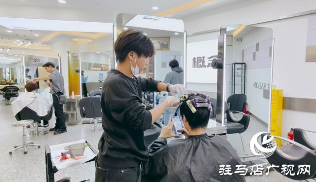 秋冬发型焕新热潮：简约质感与温暖色系成主流风尚