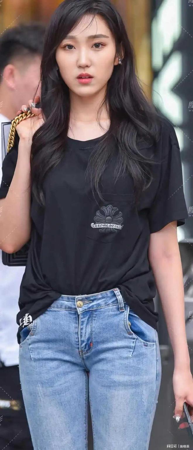 街拍随感｜简约穿搭里的高级感是松弛与精致的双向奔赴