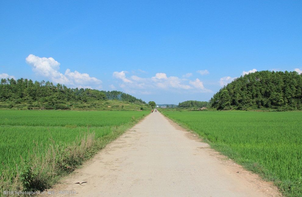 四川乡城：田园T台秀“疯装” 解锁民族服饰美学